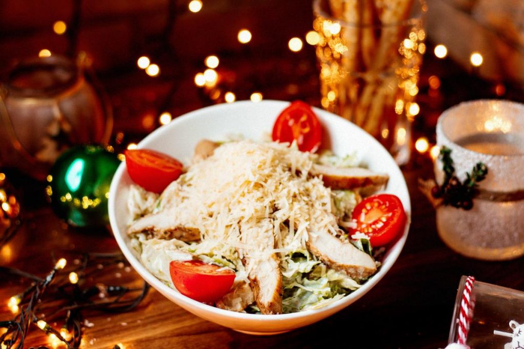 Быстрые и вкусные салаты на Новый год: готовим за 15 минут