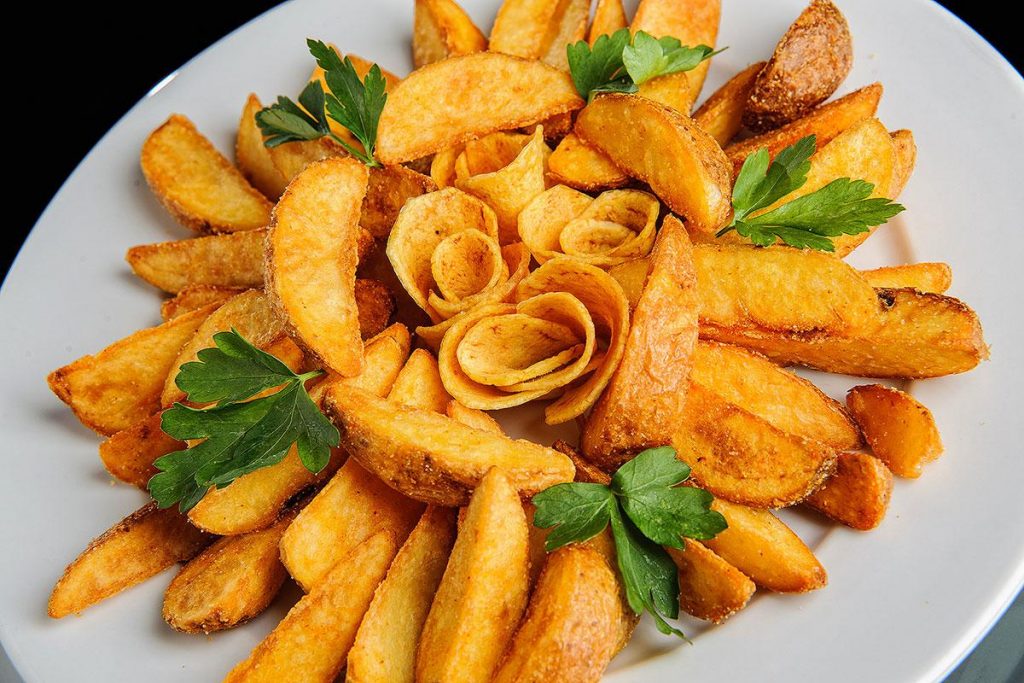 Как приготовить вкусный картофель по-сельски два варианта рецепта Как приготовить вкусный картофель по-сельски два варианта рецепта