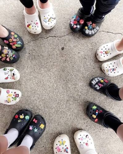 Почему кроксы стали такими популярными: история Crocs и секрет обуви, которую знают все Почему кроксы стали такими популярными: история Crocs и секрет обуви, которую знают все