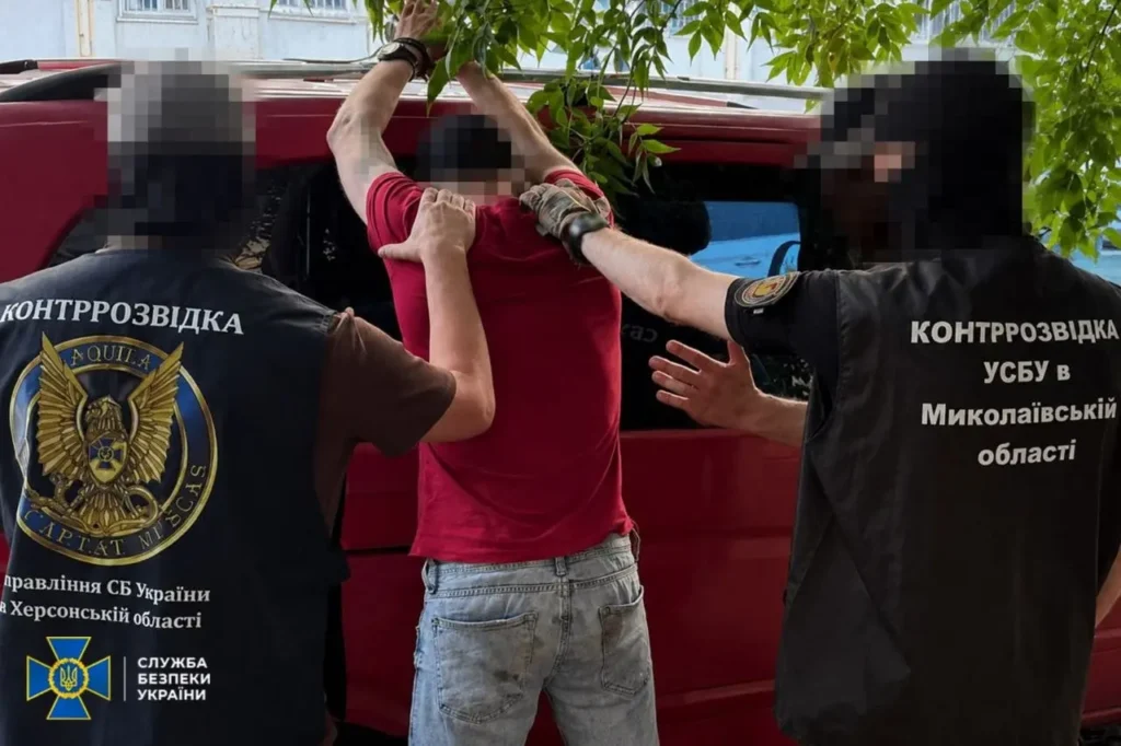 Теракт в центре Николаева: СБУ задержала российского агента во время установки взрывчатки (фото) Теракт в центре Николаева: СБУ задержала российского агента во время установки взрывчатки (фото)